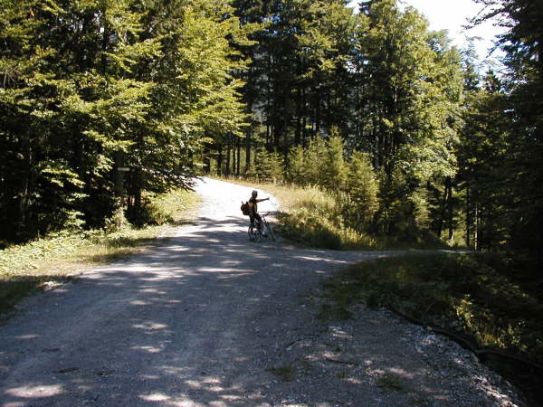 Rechts leicht bergab fahren