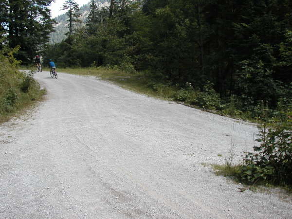 Geradeaus weiter bergab fahren