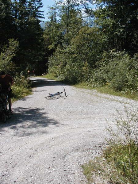 Geradeaus weiter bergab fahren