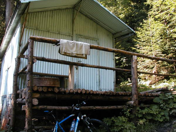 Vorbei an der Wellblechhtte