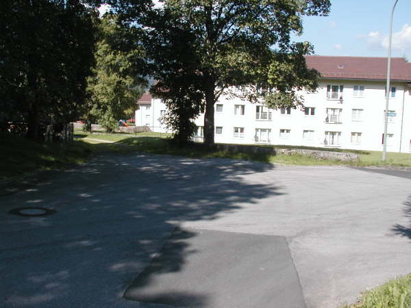 Links auf den Weg zwischen den Steinmauern fahren
