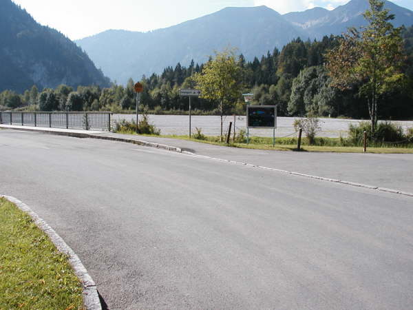 ber die Brcke und links am Bachgraben entlang fahren