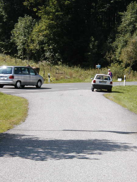 berquerung der Fahrstrae und gleich wieder links abzweigen