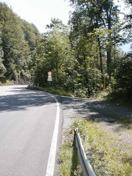 Rechts auf den Schotterweg nach Oberau abzweigen