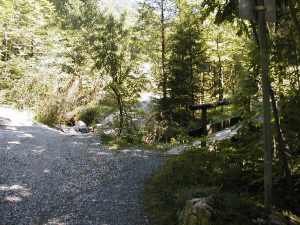 Rechts ber den Bachsteg fahren