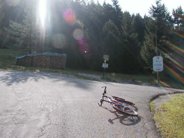 Links weiter bergauf fahren