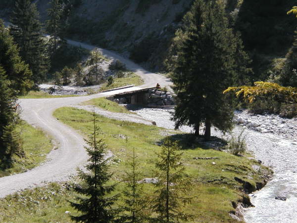 ber die Brcke wieder bergauf fahren