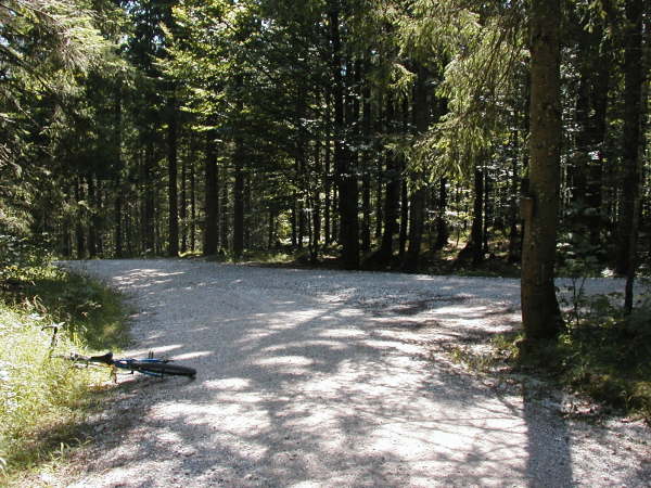 Rechts leicht bergauf fahren