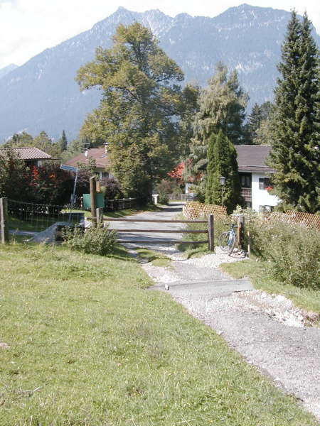 Durchs Gatter fahren und gleich rechts abbiegen