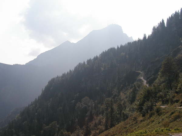 weiter auf dem Weg am Hang entlang