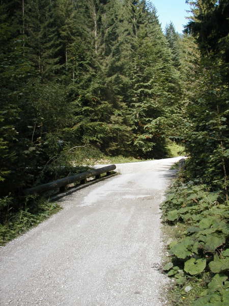 Hinter der Brcke wieder rechts bergauf fahren