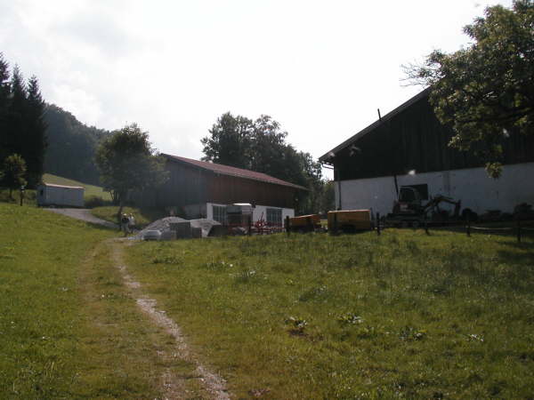 Zwischen den beiden Gebuden hindurch fahren