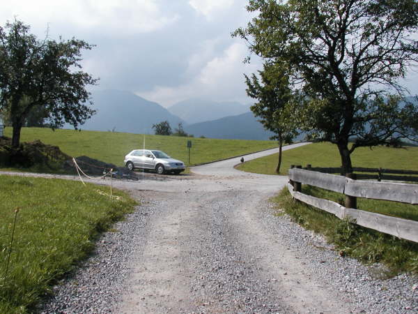 Scharf links auf die Asphaltstrae abbiegen