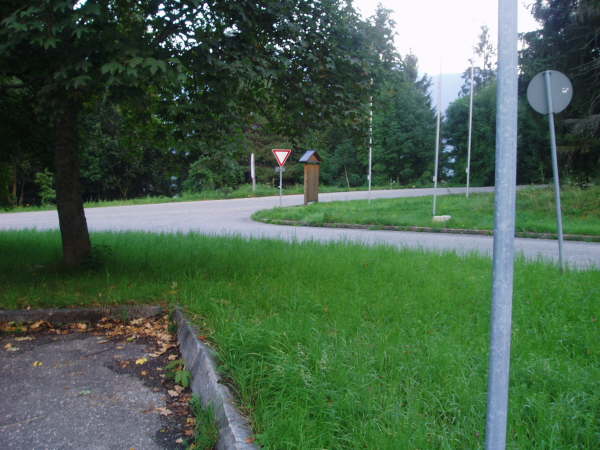 Der Strae bergauf folgen