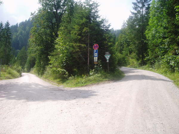 Rechts geradeaus wieder bergauf