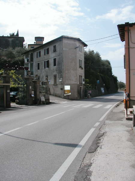Links abbiegen und zum Parkplatz hochfahren