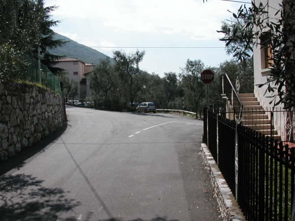 Links weiter der Asphaltstrae folgen