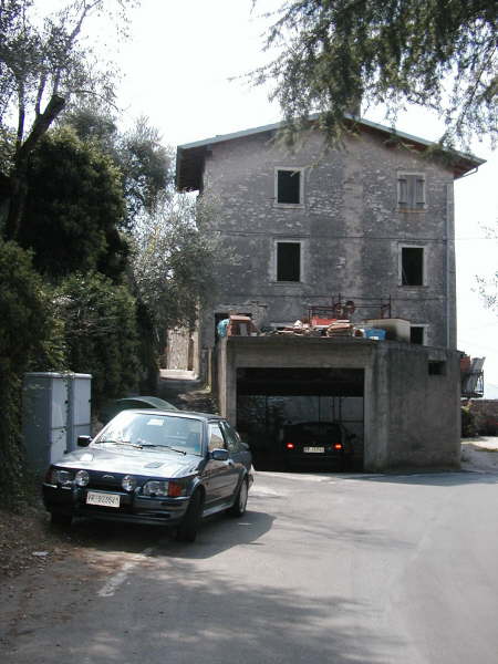 Links/geradeaus auf den schmalen Weg abzweigen