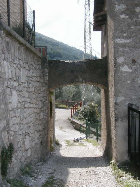 Weiter durch den Torbogen