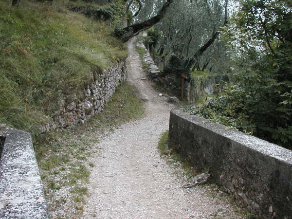rechts weiter bergab fahren