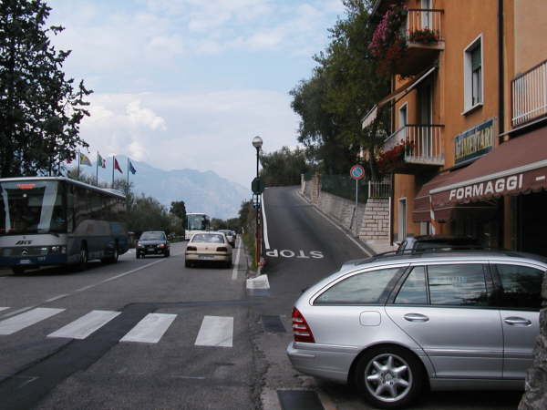 Rechts wieder bergauf fahren