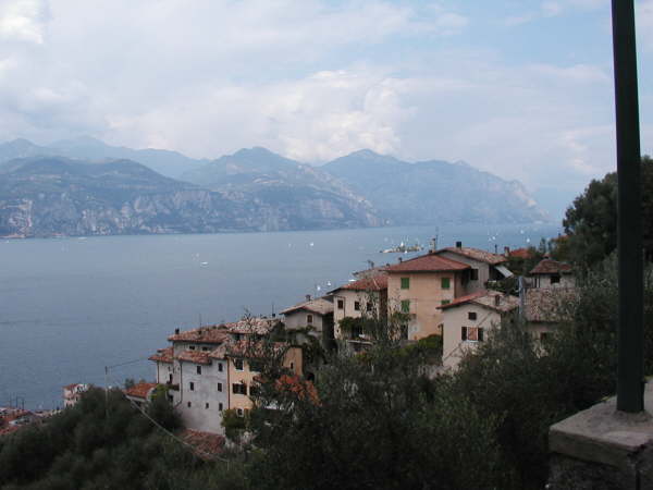 Blick auf Huser und See