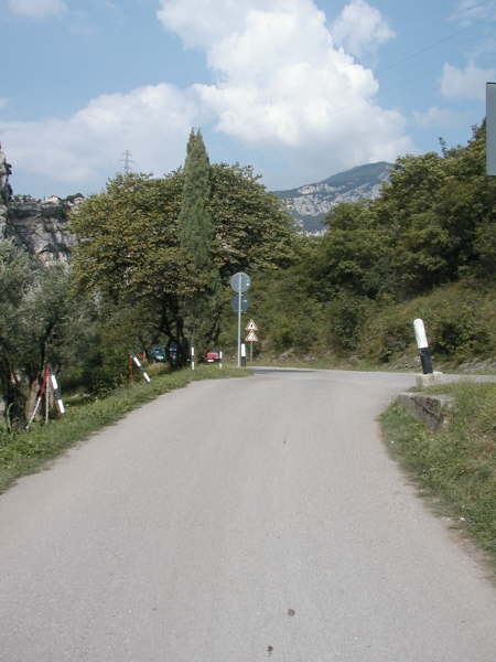 Vom Parkplatz hoch zur Strae fahren