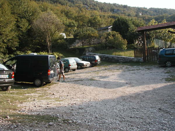 Am Parkplatz des Sentiero della pace