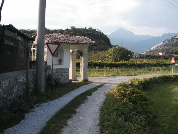 Am Schrein rechts weiter fahren