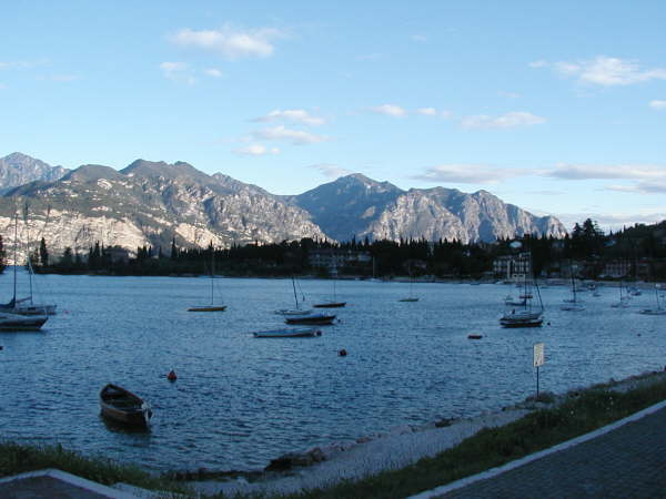 Entlang der Uferpromenade des Val di Sogno fahren