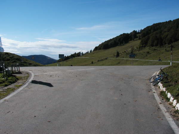 Rechts weiter auf der Asphaltstrae fahren