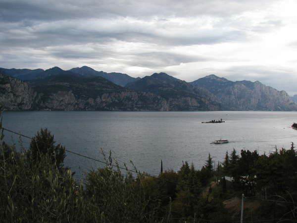 Blick von oben auf den See