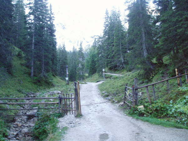 Hinterm Gatter rechts bergauf