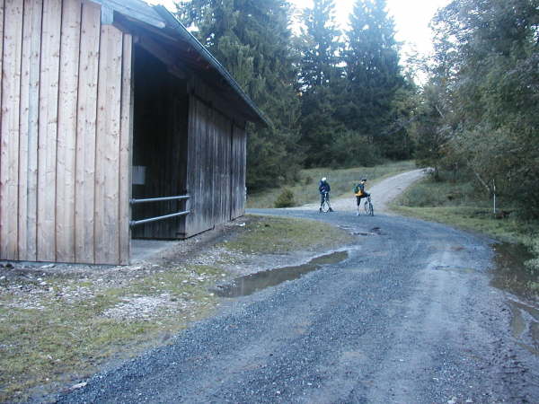 Am Sportplatz von Ohlstadt links weiter fahren
