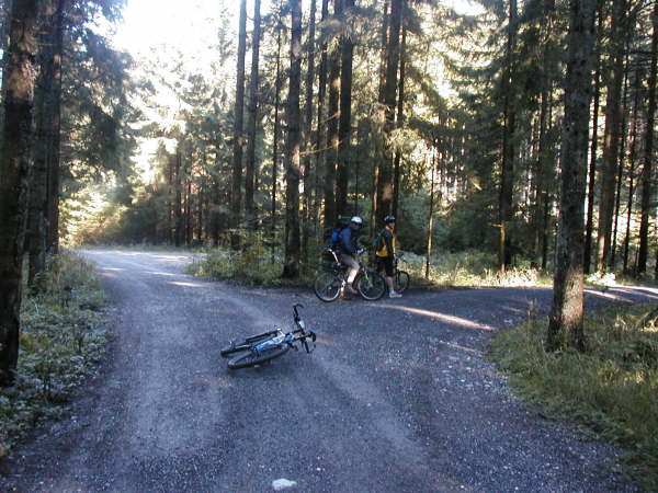 Rechts weiter bergab fahren