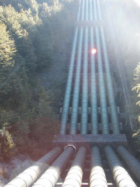 Wasserrohre des Kraftwerks