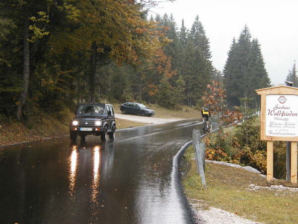 Links abzweigen auf den Schotterweg