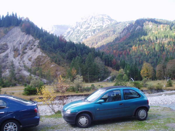 und dem Weg ins Tal hinein folgen