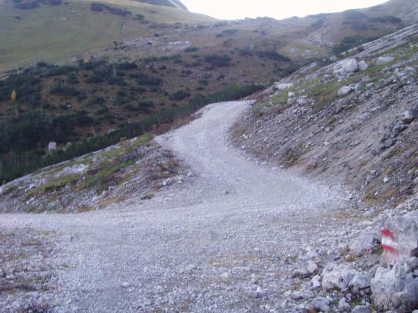 Dem Weg links bergab folgen