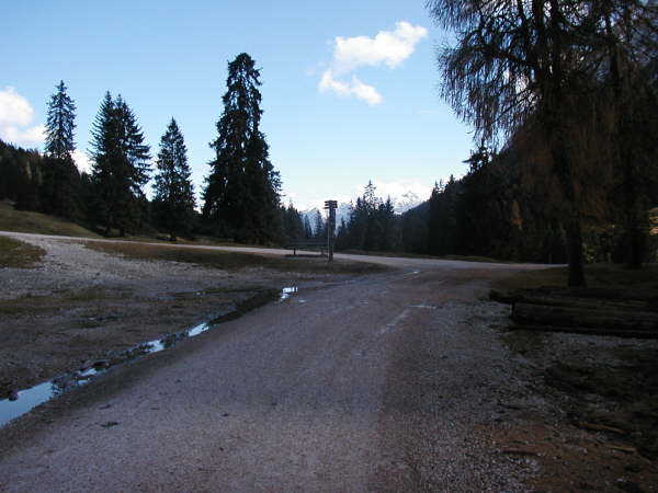 Links bergauf Richtung Gaistalalm, Rotmoosalm