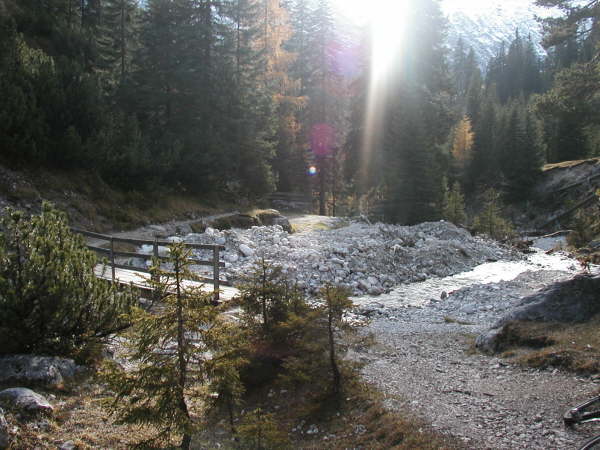 ber die Brcke weiter auf gutem Forstweg